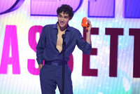 Joshua Bassett accepts the award for favorite male TV star at the Kids Choice Awards on Saturday, April 9, 2022, at the Barker Hangar in Santa Monica, Calif. (AP Photo/Chris Pizzello)
