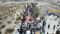 Miles de fieles reviven el Viacrucis en el Cerro de las Noas de Torreón