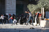 En fechas religiosas, fuerzas israelíes atacan a fieles musulmanes en Jerusalén; dejan más de 150 heridos