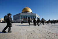 En fechas religiosas, fuerzas israelíes atacan a fieles musulmanes en Jerusalén; dejan más de 150 heridos
