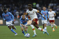 Foto Alessandro Garofalo/LaPresse 
18 aprile  2022 Napoli, Italia 
sport calcio 
Napoli vs Roma  - Campionato di calcio Serie A TIM 2021/2022 - stadio Diego Armando Maradona 
Nella foto: Stanislav Lobotka (SSC Napoli);Nicolo Zaniolo (AS Roma);