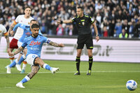 Foto Alessandro Garofalo/LaPresse 
18 aprile  2022 Napoli, Italia 
sport calcio 
Napoli vs Roma  - Campionato di calcio Serie A TIM 2021/2022 - stadio Diego Armando Maradona 
Nella foto: Lorenzo Insigne (SSC Napoli);  esulta dopo il gol 1-0 