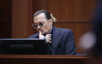 -FOTODELDÍA- FAIRFAX, 21/04/2022.- El actor estadounidense Johnny Depp escucha mientras testifica durante el juicio por difamación de 50 millones de dólares de Depp contra Heard en el Tribunal de Circuito del Condado de Fairfax, en el estado de Virginia este jueves. El juicio por difamación de 50 millones de dólares de Depp contra su ex esposa, la actriz estadounidense Amber Heard, que comenzó el 10 de abril, se espera que dure cinco o seis semanas. EFE/ Jim Lo Scalzo / Pool