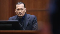 Fairfax (United States), 21/04/2022.- US actor Johnny Depp listens as he testifies during the 50 million US dollar Depp vs Heard defamation trial at the Fairfax County Circuit Court in Fairfax, Virginia, USA, 21 April 2022. Depp's 50 million US dollar defamation lawsuit against his ex-wife Amber Heard that started on 10 April is expected to last five or six weeks. (Estados Unidos) EFE/EPA/JIM LO SCALZO / POOL
