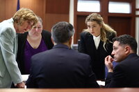 Fairfax (United States), 21/04/2022.- US actress Amber Heard (2-R) speaks with her legal team during the 50 million US dollar Depp vs Heard defamation trial at the Fairfax County Circuit Court in Fairfax, Virginia, USA, 21 April 2022. US actor Johnny Depp's 50 million US dollar defamation lawsuit against his ex-wife Amber Heard that started on 10 April is expected to last five or six weeks. (Estados Unidos) EFE/EPA/JIM LO SCALZO / POOL
