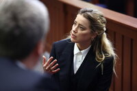 Fairfax (United States), 21/04/2022.- US actress Amber Heard speaks with her legal team during the 50 million US dollar Depp vs Heard defamation trial at the Fairfax County Circuit Court in Fairfax, Virginia, USA, 21 April 2022. US actor Johnny Depp's 50 million US dollar defamation lawsuit against his ex-wife Amber Heard that started on 10 April is expected to last five or six weeks. (Estados Unidos) EFE/EPA/JIM LO SCALZO / POOL