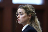 Fairfax (United States), 21/04/2022.- US actress Amber Heard speaks with her legal team during the 50 million US dollar Depp vs Heard defamation trial at the Fairfax County Circuit Court in Fairfax, Virginia, USA, 21 April 2022. US actor Johnny Depp's 50 million US dollar defamation lawsuit against his ex-wife Amber Heard that started on 10 April is expected to last five or six weeks. (Estados Unidos) EFE/EPA/JIM LO SCALZO / POOL
