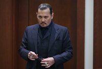 Fairfax (United States), 21/04/2022.- US actor Johnny Depp stands as court breaks during the 50 million US dollar Depp vs Heard defamation trial at the Fairfax County Circuit Court in Fairfax, Virginia, USA, 21 April 2022. Depp's 50 million US dollar defamation lawsuit against his ex-wife, US actress Amber Heard that started on 10 April is expected to last five or six weeks. (Estados Unidos) EFE/EPA/JIM LO SCALZO / POOL