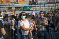 MEX1625. MONTERREY (MÉXICO), 22/04/2022.- Colectivos feministas marchan durante una protesta en la Ciudad de Monterrey en el estado de Nuevo León (México). Feministas y colectivos de familias con personas desaparecidas marcharon este viernes en la mexicana de Monterrey, capital del estado de Nuevo León, donde bloquearon una de las principales avenidas del centro de la ciudad para exigir justicia por la muerte Debanhi Escobar. EFE/Miguel Sierra