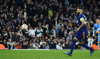 Manchester (United Kingdom), 26/04/2022.- Real Madrid's Karim Benzema (C) scores from a penalty shot against Manchester City goalkeeper Ederson (in green) during the UEFA Champions League semi final, first leg soccer match between Manchester City and Real Madrid in Manchester, Britain, 26 April 2022. (Liga de Campeones, Reino Unido) EFE/EPA/PETER POWELL