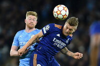 Manchester (United Kingdom), 26/04/2022.- Manchester City's Kevin De Bruyne (L) in action against Real Madrid's Toni Kroos (R) during the UEFA Champions League semi final, first leg soccer match between Manchester City and Real Madrid in Manchester, Britain, 26 April 2022. (Liga de Campeones, Reino Unido) EFE/EPA/PETER POWELL