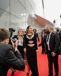 Belinda sorprende con sexy vestido negro en los Premios Platino 2022