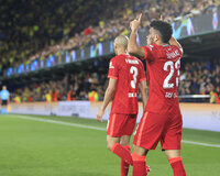 VILLARREAL (CASTELLÓN), 03/05/2022.- El delantero del Liverpool Luis Díaz (d) celebra tras marcar el segundo gol ante el Villarreal, durante el partido de vuelta de las semifinales de la Liga de Campeones que disputan hoy martes en el estadio de La Cerámica. EFE/Domenech Castelló