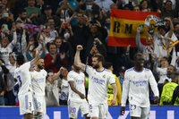 MADRID, 04/05/2022.- El delantero del Real Madrid Karim Benzemá celebra tras marcar el tercer gol ante el Manchester City, durante el partido de semifinales de la Liga de Campeones que disputan este miércoles en el estadio Santiago Bernabéu, en Madrid. EFE/Rodrigo Jiménez