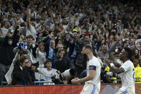 MADRID, 04/05/2022.- El delantero del Real Madrid Karim Benzemá celebra tras marcar el tercer gol ante el Manchester City, durante el partido de semifinales de la Liga de Campeones que disputan este miércoles en el estadio Santiago Bernabéu, en Madrid. EFE/Sergio Pérez