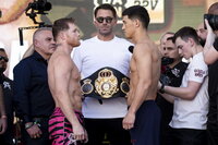Las Vegas (United States), 06/05/2022.- Saul 'Canelo' Alvarez of Mexico (L) and Dmitry Bivol of Russia face each other following their weigh-in prior to their WBA light heavyweight fight in Las Vegas, Nevada, 06 May 2022. The WBA light heavyweight championship title fight opposing Saul 'Canelo' Alvarez of Mexico and Dmitry Bivol of Russia is scheduled on 07 May 2022, at the T-Mobile Arena in Las Vegas. (Rusia, Estados Unidos) EFE/EPA/ETIENNE LAURENT