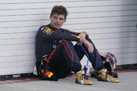 Red Bull driver Max Verstappen of the Netherlands rests against a garage wall after winning the Formula One Miami Grand Prix auto race at the Miami International Autodrome, Sunday, May 8, 2022, in Miami Gardens, Fla. (AP Photo/Darron Cummings), 'Checo' Pérez  finaliza cuarto y Max Verstappen gana el GP de Miami