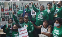 Madres de desaparecidos protestan frente a Fiscalía de México
