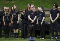 Realeza rinde homenaje a las víctimas que murieron en concierto de Ariana Grande en Manchester