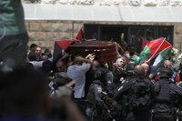 Jerusalem (.), 13/05/2022.- Mourners carry the coffin of slain American-Palestinian journalist Shireen Abu Akleh outside St. Joseph Hospital, ahead of a funeral procession in the Old City of Jerusalem, 13 May 2022. Al Jazeera journalist Shireen Abu Akleh was killed on 11 May 2022 during a raid by Israeli forces in the West Bank town of Jenin. (Estados Unidos, Jerusalén) EFE/EPA/ATEF SAFADI
, Fuerzas israelíes agreden asistentes a funeral de periodista palestina Shireen Abu Akleh