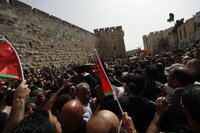Jerusalem (.), 13/05/2022.- Mourners carry the coffin of slain American-Palestinian journalist Shireen Abu Akleh during a procession prior to her funeral in the Old City of Jerusalem, 13 May 2022. Al Jazeera journalist Shireen Abu Akleh was killed on 11 May 2022 during a raid by Israeli forces in the West Bank town of Jenin. (Estados Unidos, Jerusalén) EFE/EPA/ATEF SAFADI
, Fuerzas israelíes agreden asistentes a funeral de periodista palestina Shireen Abu Akleh