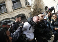 Jerusalem (.), 13/05/2022.- Israeli police arrest a man during a procession for slain American-Palestinian journalist Shireen Abu Akleh prior to her funeral, in the Old City of Jerusalem, 13 May 2022. Al Jazeera journalist Shireen Abu Akleh was killed on 11 May 2022 during a raid by Israeli forces in the West Bank town of Jenin. (Estados Unidos, Jerusalén) EFE/EPA/ATEF SAFADI