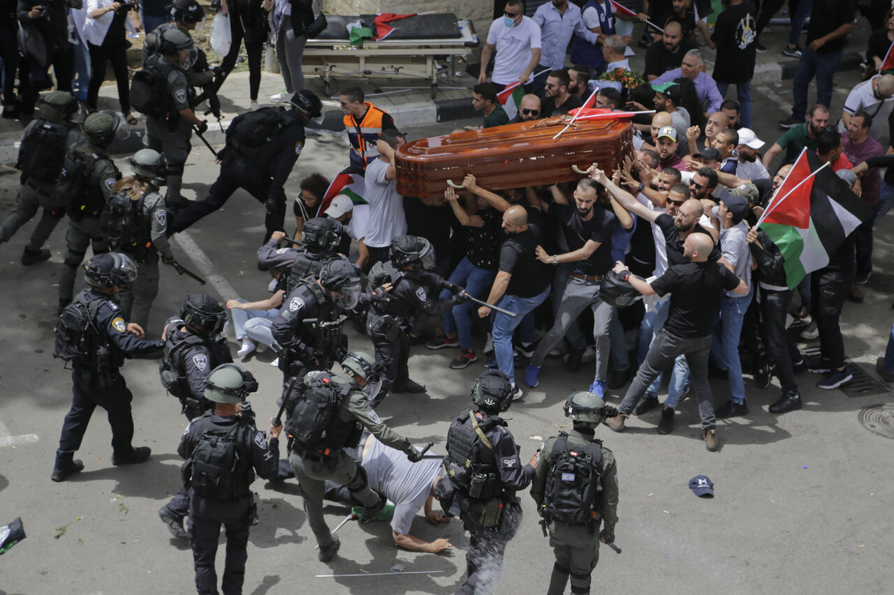 Fuerzas israelíes agreden asistentes a funeral de periodista palestina Shireen Abu Akleh