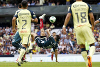 MEX3912. CIUDAD DE MÉXICO (MÉXICO), 14/05/2022.- Israel Reyes del Puebla realiza hoy una chilena contra el América, durante la vuelta de los cuartos de final del torneo Clausura 2022 de la Liga MX, en el estadio Azteca de Ciudad de México (México). EFE/Alex Cruz