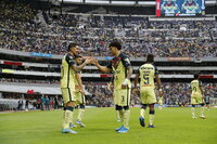 MEX3933. CIUDAD DE MÉXICO (MÉXICO), 14/05/2022.- Aficionados del América apoyan a su equipo durante un juego de vuelta de cuartos de final del torneo Clausura 2022 de la Liga MX del fútbol mexicano con Club Puebla hoy, en el estadio Azteca de Ciudad de México (México). EFE/Alex Cruz