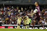 MEX3937. CIUDAD DE MÉXICO (MÉXICO), 14/05/2022.- Jugadores del América celebran un gol anotado al Club Puebla durante un juego de vuelta de cuartos de final del torneo Clausura 2022 de la Liga MX del fútbol mexicano hoy, en el estadio Azteca de Ciudad de México (México). EFE/Alex Cruz