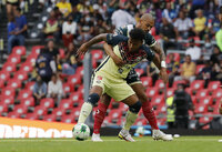 MEX3941. CIUDAD DE MÉXICO (MÉXICO), 14/05/2022.- Roger Martínez (i) del América disputa el balón con Fernando Aristeguieta (d) de Club Puebla durante un juego de vuelta de cuartos de final del torneo Clausura 2022 de la Liga MX del fútbol mexicano hoy, en el estadio Azteca de Ciudad de México (México). EFE/Alex Cruz