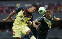 MEX3914. CIUDAD DE MÉXICO (MÉXICO), 14/05/2022.- Roger Martínez (i) del América disputa el balón con Emanuel Gularte (d) de Club Puebla durante un juego de vuelta de cuartos de final del torneo Clausura 2022 de la Liga MX del fútbol mexicano hoy, en el estadio Azteca de Ciudad de México (México). EFE/Alex Cruz