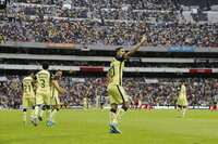 MEX3933. CIUDAD DE MÉXICO (MÉXICO), 14/05/2022.- Diego Valdés del América celebra un gol anotado al Club Puebla durante un juego de vuelta de cuartos de final del torneo Clausura 2022 de la Liga MX del fútbol mexicano hoy, en el estadio Azteca de Ciudad de México (México). EFE/Alex Cruz