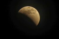 AME9700. SANTA LUCIA (HONDURAS), 15/05/2022.- Fotografía de la luna durante un eclipse hoy, en Santa Lucía (Honduras). EFE/ Gustavo Amador