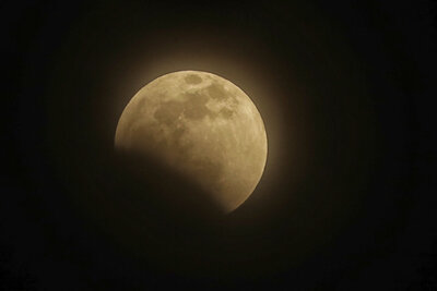AME9700. SANTA LUCIA (HONDURAS), 15/05/2022.- Fotografía de la luna durante un eclipse hoy, en Santa Lucía (Honduras). EFE/ Gustavo Amador
