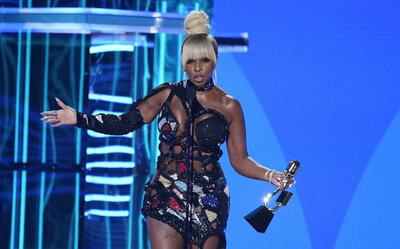 Mary J. Blige recibe el Premio Ícono durante la ceremonia de los Premios Billboard de la Música, el domingo 15 de mayo de 2022 en el MGM Grand Garden Arena en Las Vegas. (Foto AP/Chris Pizzello)