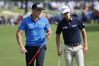 Tulsa (United States), 19/05/2022.- Viktor Hovland of Norway (L) and Will Zalatoris of the US (R) on the seventeenth hole during the first round of the 2022 PGA Championship golf tournament at the Southern Hills Country Club in Tulsa, Oklahoma, USA, 19 May 2022. The PGA Championship runs from 19 May through 22 May. (Noruega, Estados Unidos) EFE/EPA/ERIK S. LESSER
