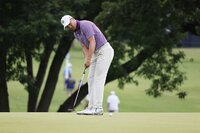Tulsa (United States), 19/05/2022.- Jordan Spieth of the US putts on the tenth hole during the first round of the 2022 PGA Championship golf tournament at the Southern Hills Country Club in Tulsa, Oklahoma, USA, 19 May 2022. The PGA Championship runs from 19 May through 22 May. (Jordania, Estados Unidos) EFE/EPA/ERIK S. LESSER