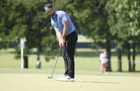 Tulsa (United States), 18/05/2022.- Dustin Johnson of the US on the ninth hole during the final practice round for the 2022 PGA Championship golf tournament at the Southern Hills Country Club in Tulsa, Oklahoma, USA, 18 May 2022. (Estados Unidos) EFE/EPA/ERIK S. LESSER