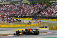 Checo Pérez cede lugar a Max Verstappen y termina segundo en Gran Premio de España