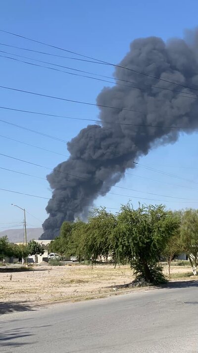 Incendio en fabrica de Torreón se hace visible en La Laguna