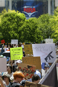 Miles protestan contra conferencia de NRA en Texas tras masacre en Uvalde