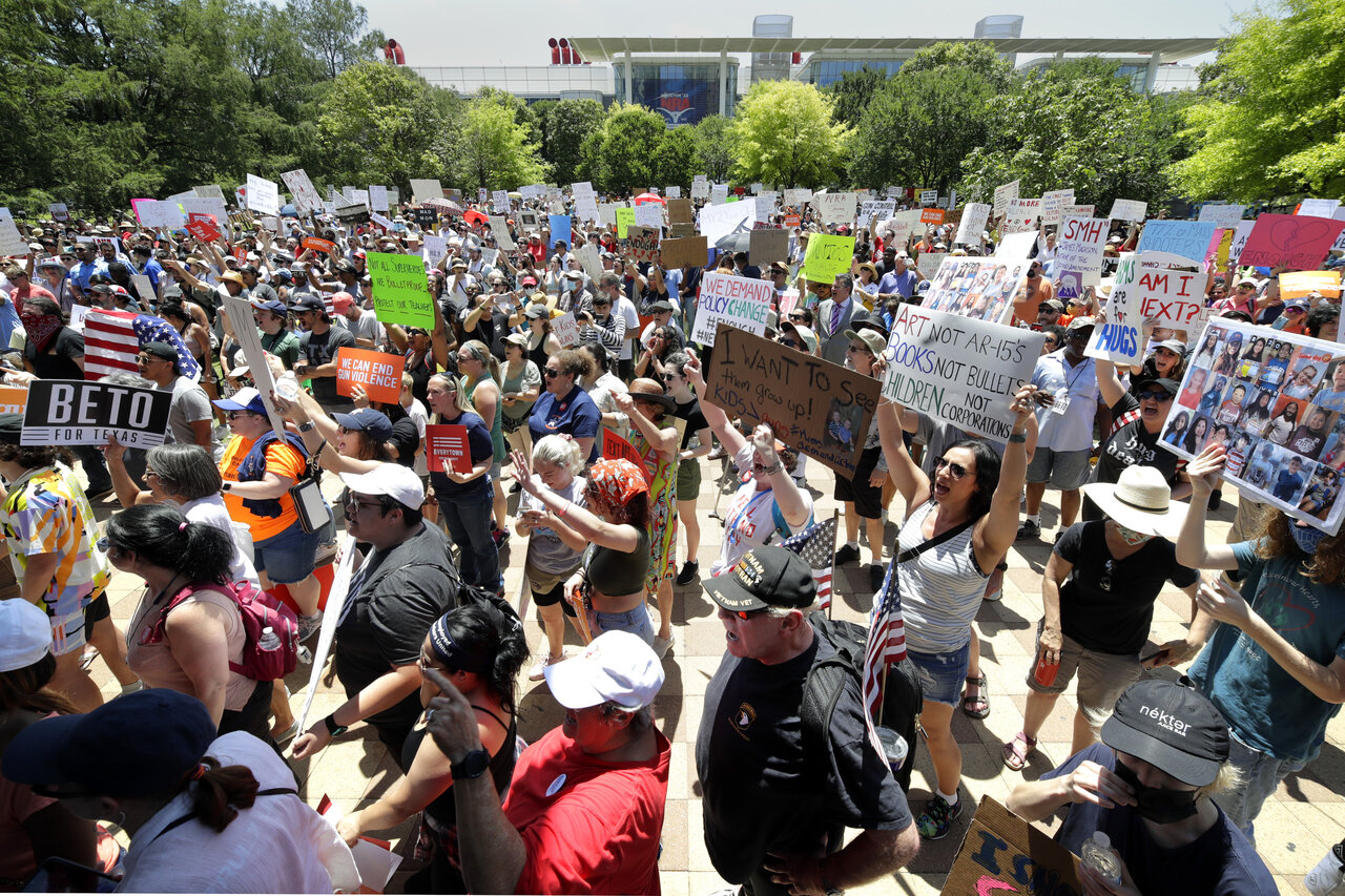 Miles protestan contra conferencia de NRA en Texas tras masacre en Uvalde