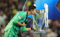 Saint-denis (France), 28/05/2022.- Real Madrid goalkeeper Thibaut Courtois kisses the trophy after his team won the UEFA Champions League final between Liverpool FC and Real Madrid at Stade de France in Saint-Denis, near Paris, France, 28 May 2022. (Liga de Campeones, Francia) EFE/EPA/FRIEDEMANN VOGEL