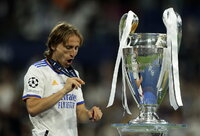Saint-denis (France), 28/05/2022.- Luka Modric of Real Madrid reacts next to the trophy after winning the UEFA Champions League final between Liverpool FC and Real Madrid at Stade de France in Saint-Denis, near Paris, France, 28 May 2022. (Liga de Campeones, Francia) EFE/EPA/YOAN VALAT