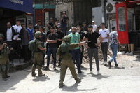 Nablus (-), 29/05/2022.- Israeli soldiers stop Palestinians as they try to hang a Palestinian flag in the village of Huwwara near the West Bank city of Nablus, 29 May 2022. As the annual right-wing Israeli 'Flag March' celebrating Jerusalem Day started taking place in Jerusalem on 29 May, Palestinians organized counter-protests in the West Bank and other protests are expected in the Gaza strip. According to the Palestinian News Agency affiliated with the Palestinian Authority on 29 may, dozens of protesters were injured in clashes with Israeli security forces in the West Bank. The march has long been viewed by Palestinians as a provocation. (Protestas, Estados Unidos, Jerusalén) EFE/EPA/ALAA BADARNEH