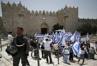 Jerusalem (---), 29/05/2022.- Israeli forces arrest a Palestinian counter protester during the Israeli right-wing 'Flag March' next to the Damascus gate of Jerusalem's Old City, Jerusalem, 29 May 2022. The annual right-wing Israeli 'Flag March' celebrating the Jerusalem Day has long been viewed by Palestinians as a provocation. Large number of Israeli police forces have been deployed in the Old city of Jerusalem and Palestinian counter protests are expected to take place in the Gaza City and West Bank. (Protestas, Estados Unidos, Damasco, Jerusalén) EFE/EPA/ATEF SAFADI