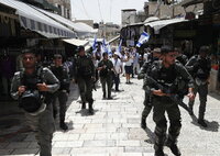 Jerusalem (---), 29/05/2022.- Israeli forces arrest Palestinian counter protesters prior the start of Israeli right-wing 'Flag March' next to the Damascus gate of Jerusalem's Old City, Jerusalem, 29 May 2022. The annual right-wing Israeli 'Flag March' celebrating the Jerusalem Day has long been viewed by Palestinians as a provocation. Large number of Israeli police forces have been deployed in the Old city of Jerusalem and Palestinian counter protests are expected to take place in the Gaza City and West Bank. (Protestas, Estados Unidos, Damasco, Jerusalén) EFE/EPA/ATEF SAFADI