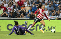 AME3711. MONTERREY (MÉXICO), 30/05/2022.- Yamile Franco (i) y Mariana Cadena (d) de Rayadas de Monterrey disputan el balón con Carolina Jaramillo (c) de Chivas de Guadalajara hoy, lunes 30 de mayo de 2022, durante el partido de vuelta correspondiente al campeón de Campeones de la Liga Femenil Mx celebrado en el estadio BBVA de la ciudad de Monterrey (México). EFE/Miguel Sierra