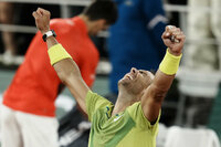 El español Rafael Nadal festeja luego de conseguir un punto ante el serbio Novak Djokovic, durante un duelo de cuartos de final del Abierto de Francia, el martes 31 de mayo de 2022 (AP Foto/Christophe Ena)
